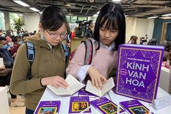 Chuyện của 'Kính vạn hoa'