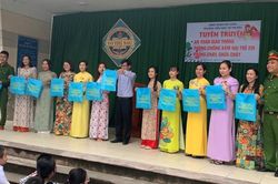 Tặng túi '3 phòng' để nâng cao tinh thần phòng chống tội phạm