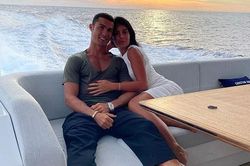 Bạn gái siêu sao Ronaldo nổi bật với bộ trang phục đặc biệt bên phi cơ