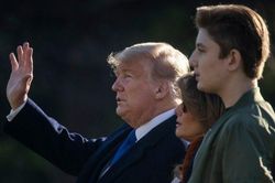 Ông Trump đến Florida nghỉ lễ, một đi không trở lại Nhà Trắng?