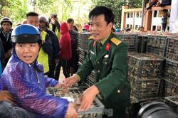 Nhiều phần quà thiết thực sẻ chia khó khăn với quân dân vùng lũ