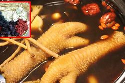 Kinh hãi gia vị tần gà trộn cát, xi măng, ngâm tẩm 'chất độc' chết người