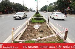 Dải phân cách dọc quốc lộ 1A qua TP Hà Tĩnh bị 'đứt' 18 điểm