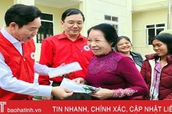 Trao 100 triệu đồng và tặng quà cho người dân xã vùng lũ Hương Sơn