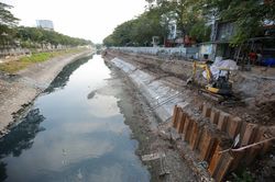 Toàn cảnh công trường xây dựng cống bao thu gom nước thải ra sông Tô Lịch