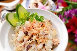 Cách nấu xôi gà nấm thơm ngon cho bữa sáng chắc bụng