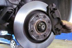 Xử lý như thế nào khi phanh xe ôtô bị bó cứng?