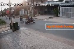 Clip: Quay đầu xe cẩu thả gây tai nạn, gã đàn ông hùng hổ đá liên tiếp vào mặt 2 em học sinh gây bức xúc