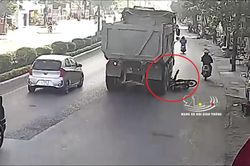 Clip: Xe ben 'ép' người đi xe máy, gây tai nạn kinh hoàng khiến cư dân mạng rùng mình
