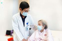 Kịp thời cứu cụ bà bị ung thư đường mật ngoài gan, nhiễm trùng vì 2 lần đặt stent