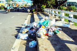 Đổ rác nơi hành lang cầu