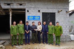Trao kinh phí hỗ trợ xây dựng nhà ở cho Công an viên có hoàn cảnh khó khăn
