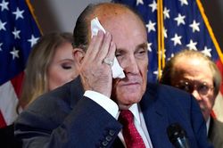 Luật sư thân tín được điều trị Covid-19 bằng thuốc như của ông Trump