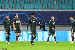 Bị loại khỏi Champions League, hàng thủ M.U chơi tệ ra sao?