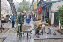 Đá lát vỉa hè Hà Nội xuống cấp: Trách nhiệm chính của các quận, huyện
