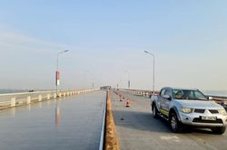 Đổ mẻ bê tông cuối cùng sửa mặt cầu Thăng Long