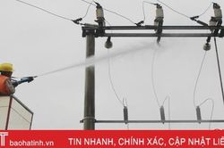 Điện lực Vũ Quang phun nước vệ sinh hệ thống đường dây không cần cắt điện