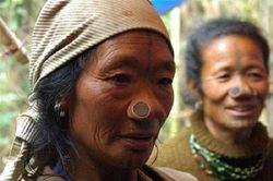 Kỳ dị bộ tộc phụ nữ có 'mũi quỷ' mới dễ lấy chồng