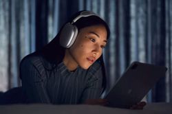 Vừa ra mắt tai nghe AirPods Max của Apple đã cháy hàng, nhiều người phải đợi đến tháng 3 năm sau