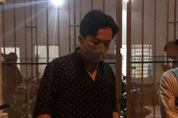 Trấn Thành bật khóc nghẹn ngào, nói lời cuối tiễn biệt trước thi thể cố nghệ sĩ Chí Tài
