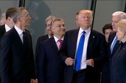 Sự cố hàng ghế đầu đâu chỉ của các sao, Tổng thống Trump từng có pha xử lý khó đỡ thế này