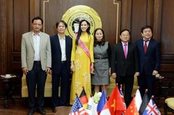 Hiệu trưởng ĐH Kinh tế quốc dân nói gì về bức ảnh hoa hậu Đỗ Thị Hà ngồi ghế chủ tọa nghe thầy 'báo cáo'?