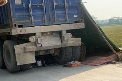 Hai chị em tử vong sau va chạm với xe container