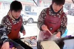 Chàng trai bán bánh nổi tiếng nhờ giống Châu Kiệt Luân