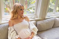 Emma Roberts mang bầu vẫn ăn mặc sành điệu