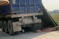 Hà Nội: Xe container lùi bất cẩn khiến 2 chị em ruột tử vong