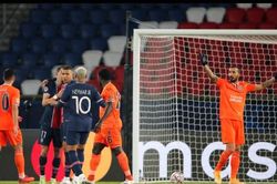 Mbappe cho Messi 'hít khói' ở Champions League