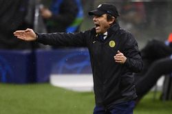 Inter văng khỏi C1, Conte đổ lỗi trọng tài