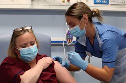 Các ca sốc phản vệ sau khi tiêm vaccine của Pfizer tại Anh có gây lo ngại?