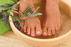 Dành 15 phút ngâm chân nước ấm mỗi ngày, cơ thể bạn sẽ thay đổi khó tin