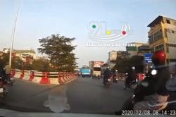 Clip: Bất ngờ tạt đầu ô tô, nữ 'ninja' ngã nhào xuống đường nhưng dân tình chỉ lắc đầu ngán ngẩm