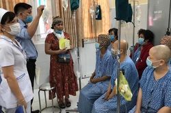 Dùng hơn 100 triệu tiền tổ chức sinh nhật tặng quà cho bệnh nhân nghèo