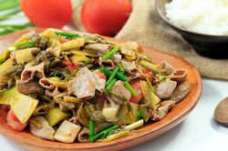 Món ngon dễ làm: Lòng lợn xào dưa chua