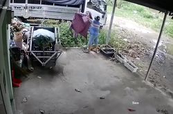 Clip: 'Thánh' cẩn thận đi ăn trộm áo mưa