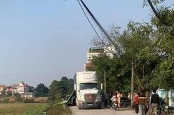 Xe container lùi trong đường liên thôn làm 2 chị em ruột tử vong