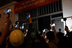 Đám đông livestream và sự vô cảm trong đám tang nghệ sĩ Chí Tài