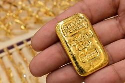 Giá vàng lại giảm mạnh