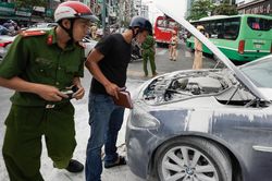 Xe BMW bốc cháy giữa đường ở TP.HCM