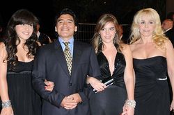Huyền thoại Diego Maradona qua đời: Nóng bỏng cuộc chiến thừa kế