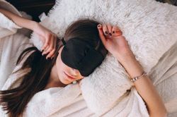 Không ngờ miếng bịt mắt ngủ lại có nhiều lợi ích đến vậy