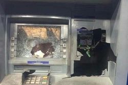 Rút tiền bị nuốt thẻ, người đàn ông bực mình dùng búa đập phá cây ATM