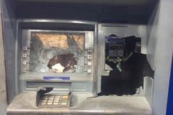 Vác búa đập phá cây ATM vì rút 5 triệu bị trừ...11 triệu?