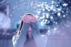 Đông về giở áo ra khâu