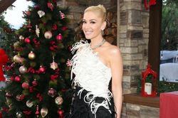 Gwen Stefani rạng rỡ trong thiết kế của Công Trí trên truyền hình Mỹ