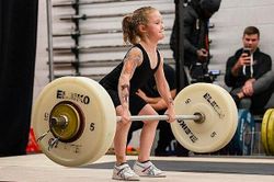 Choáng với cô bé lực sĩ 7 tuổi nâng thành công mức tạ 80kg