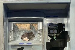 Bực tức vì không rút được tiền, người đàn ông cầm búa đến đập phá trụ ATM ở Bình Dương